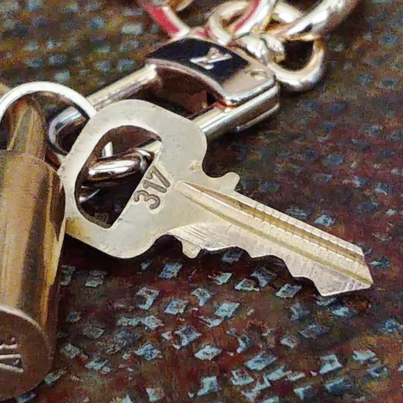 Louis Vuitton Lock & Key #317 w/Pochette Clasp & 24" Gold Chain & Clover Charms - Picture 5 of 16